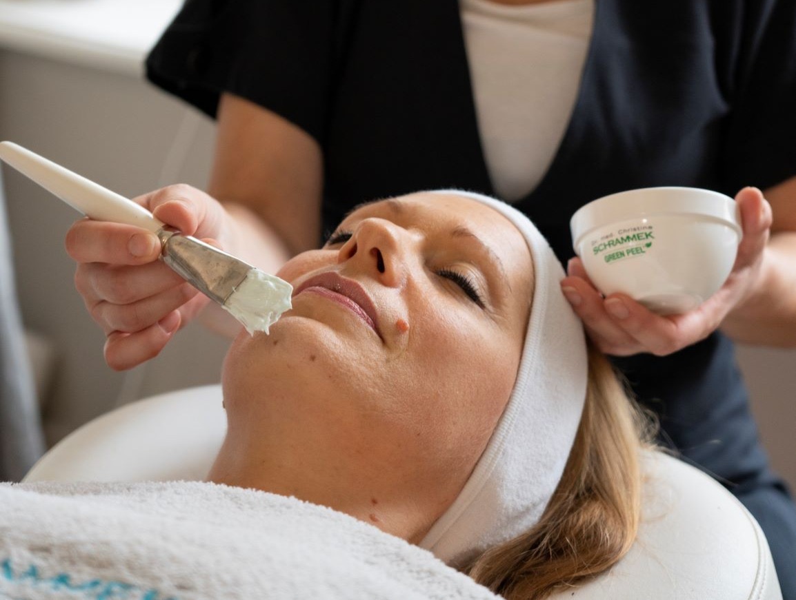 Eine Maske wird mit dem Pinsel aufgetragen, im Bild eine Schale von Dr. Schrammek Green Peel